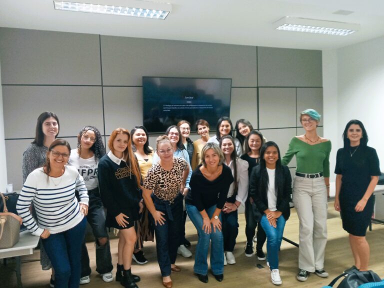 Alunos do CRN-8 Jovem visitam a sede do Conselho em Curitiba